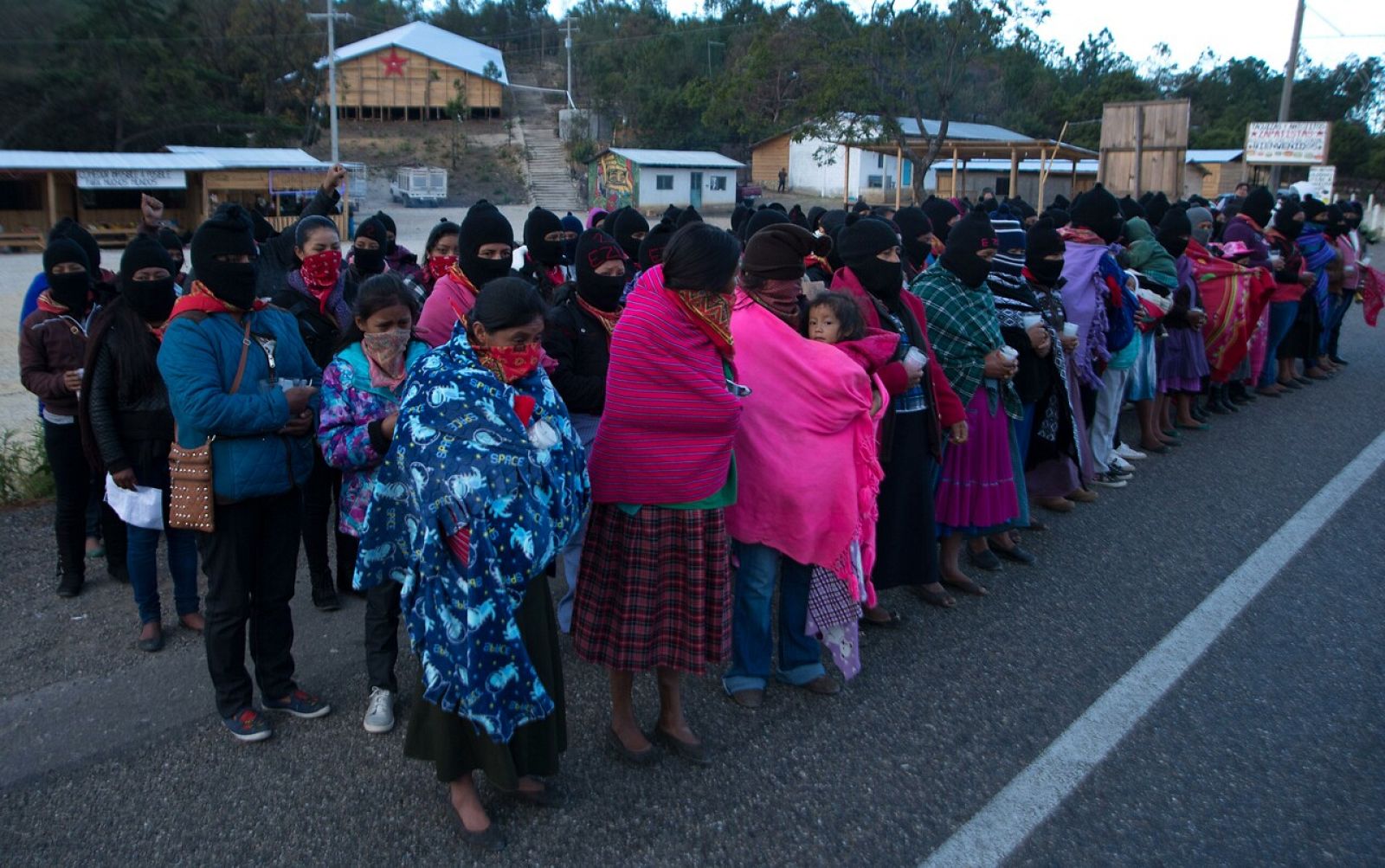 México vive un histórico paro de mujeres en protesta de los feminicidios - RTVE.es | Ver
