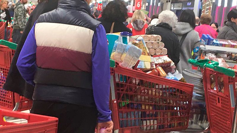 Carros llenos y estanterías medio vacías a primera hora de la mañana en supermercados de Madrid