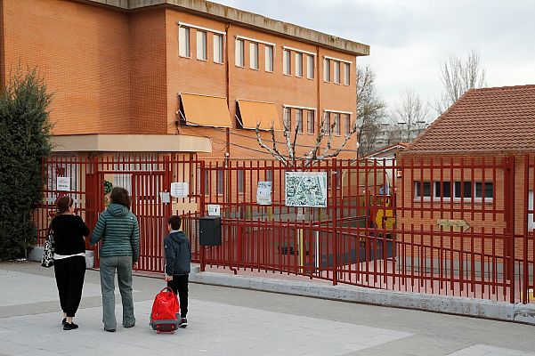 Telediario 1 - El cierre de colegios por coronavirus afecta a las familias