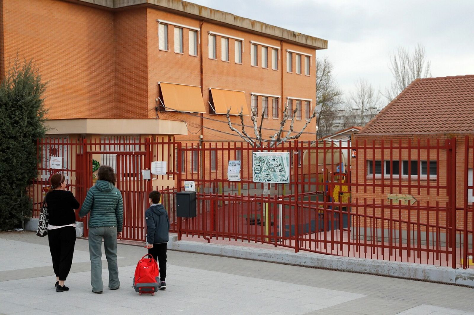 El cierre de colegios por el coronavirus obliga a las familias a reorganizar sus rutinas y pedir días libres