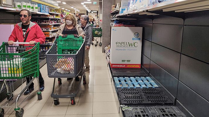 Coronavirus: Colas en los supermercados en Madrid y Vitoria