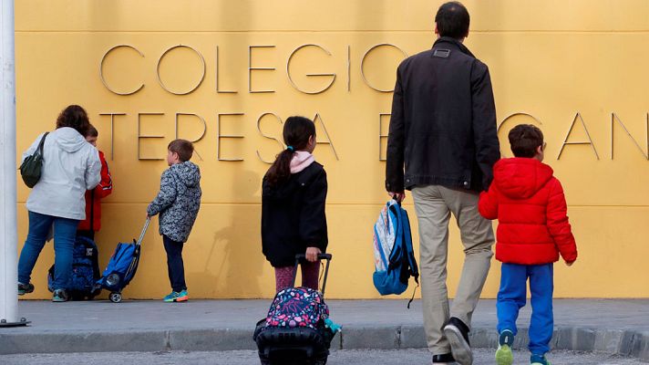 Telediario 1 - Los padres afectados por el cierre de los colegios tendrán que negociar con sus empresas