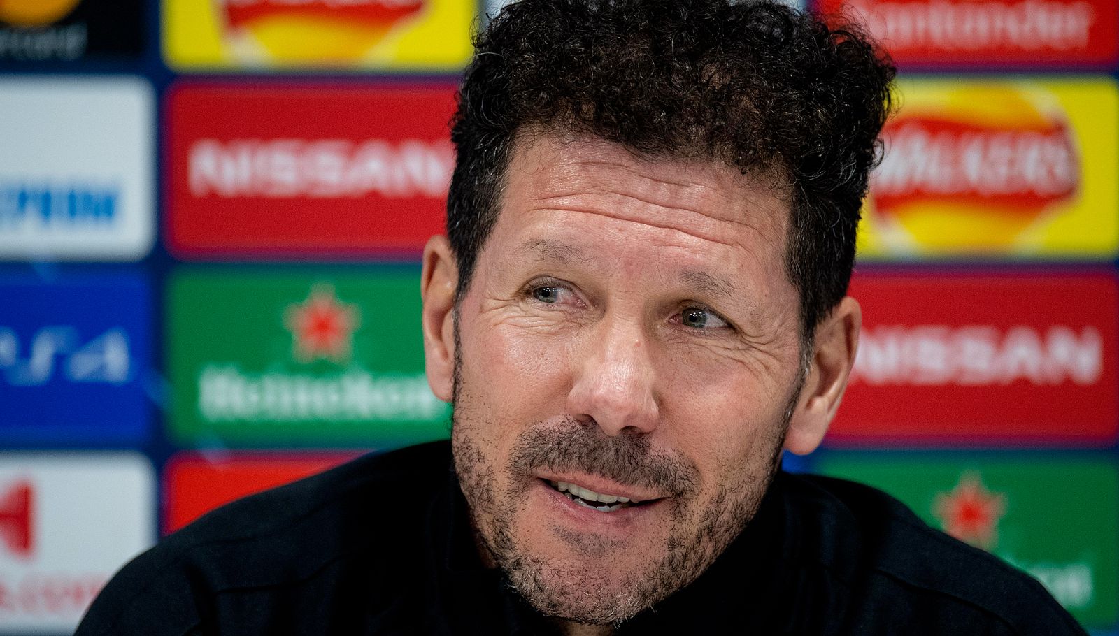 Simeone cree que sería "justo" jugar con público en Anfield