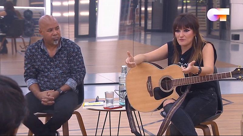 La cantautora Rozalén y el escritor y repentista Alexis Díaz-Pimienta dan una clase de composición en OT 2020 