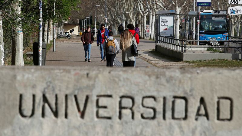 Algunos centros educativos recurren a impartir las clases online por el coronavirus