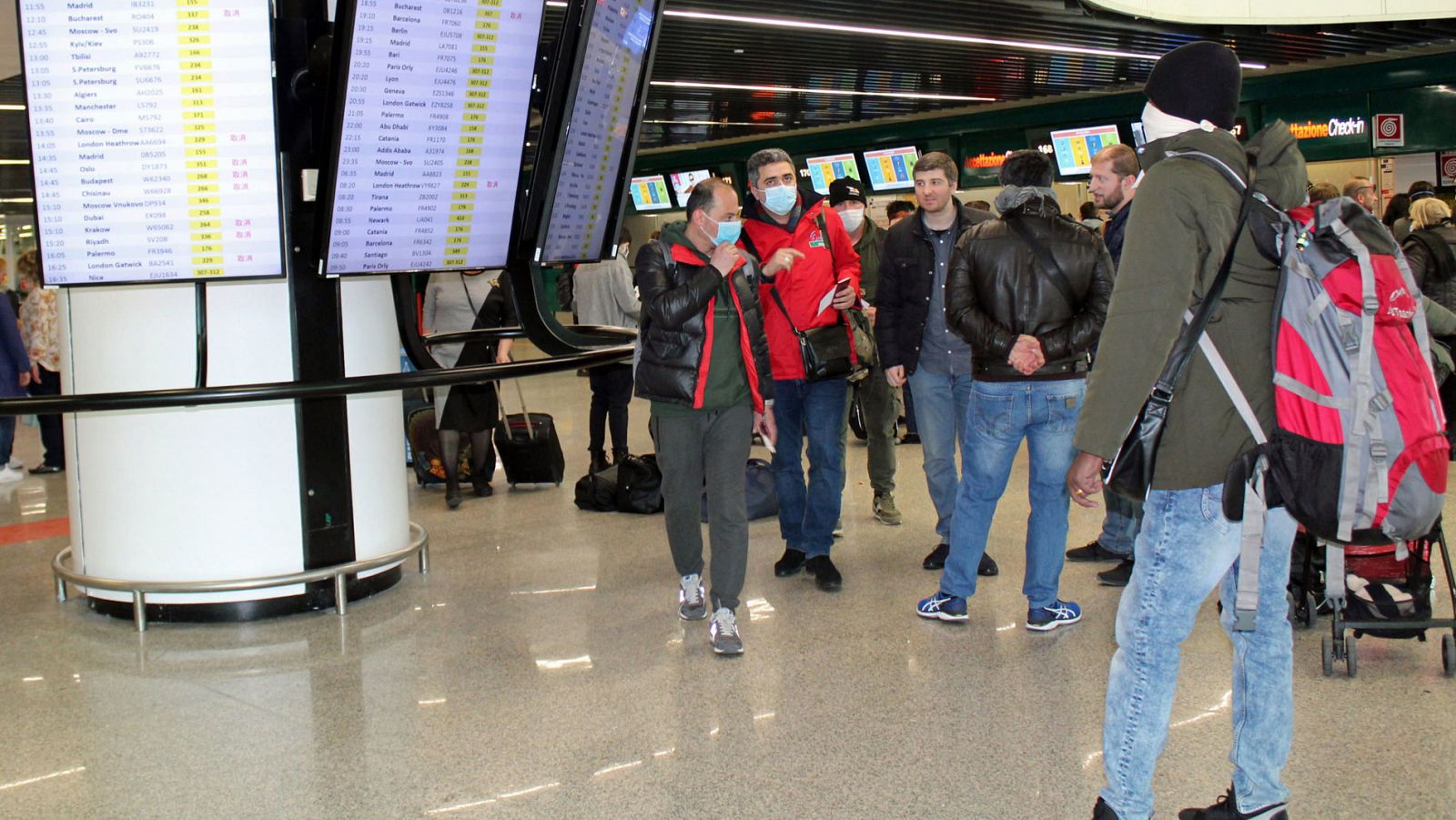 Turistas españoles reclaman una solución para regresar a España tras la prohibición de vuelos desde Italia