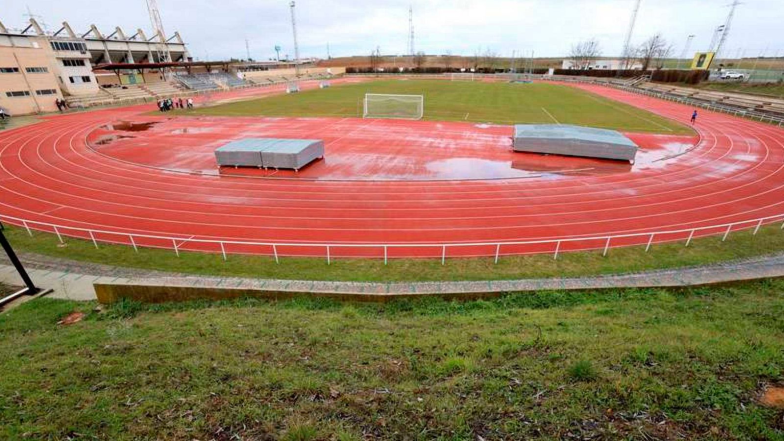 La Liga decidirá este viernes la suspensión de Primera y Segunda