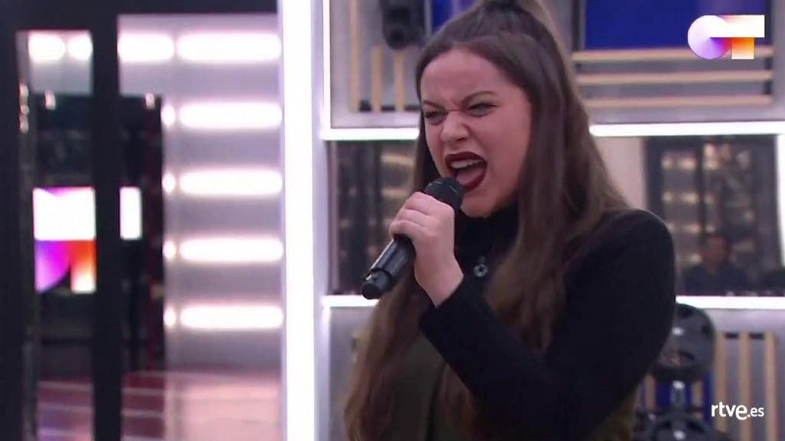 Eva canta "Hoy la bestia cena en casa", de Zahara, en el primer pase de micros de la Gala 9 de Operación Triunfo 2020