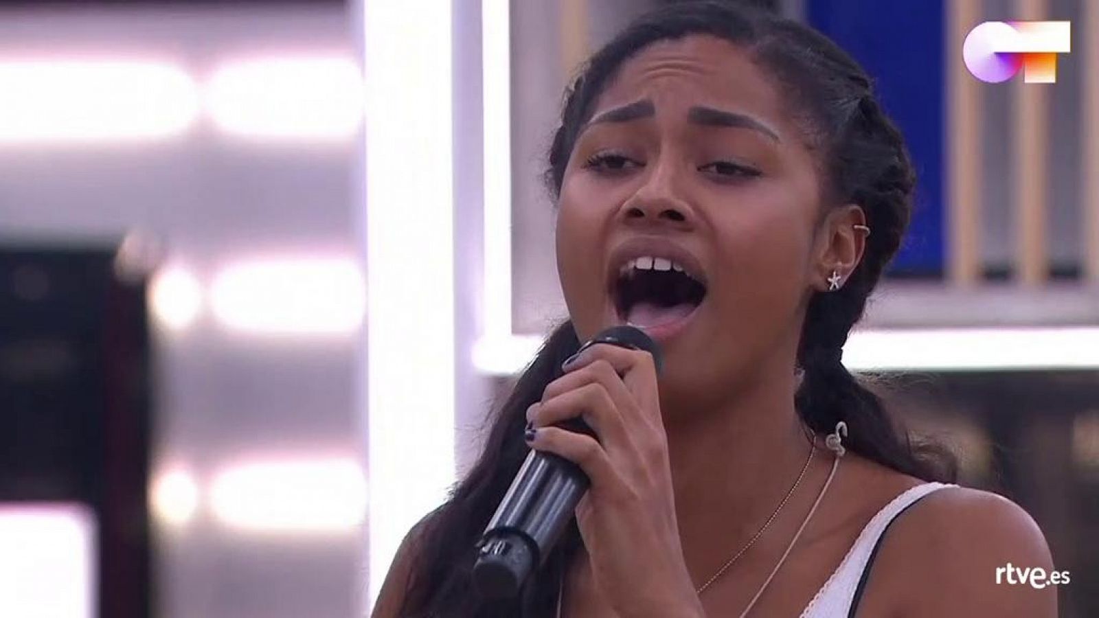 Nia canta "El triste", de José José (versión de Yuri) en el primer pase de micros de la Gala 9 de Operación Triunfo 2020