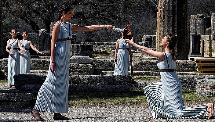 - La llama olímpica se enciende en Olimpia y emprende su camino a Tokio 2020