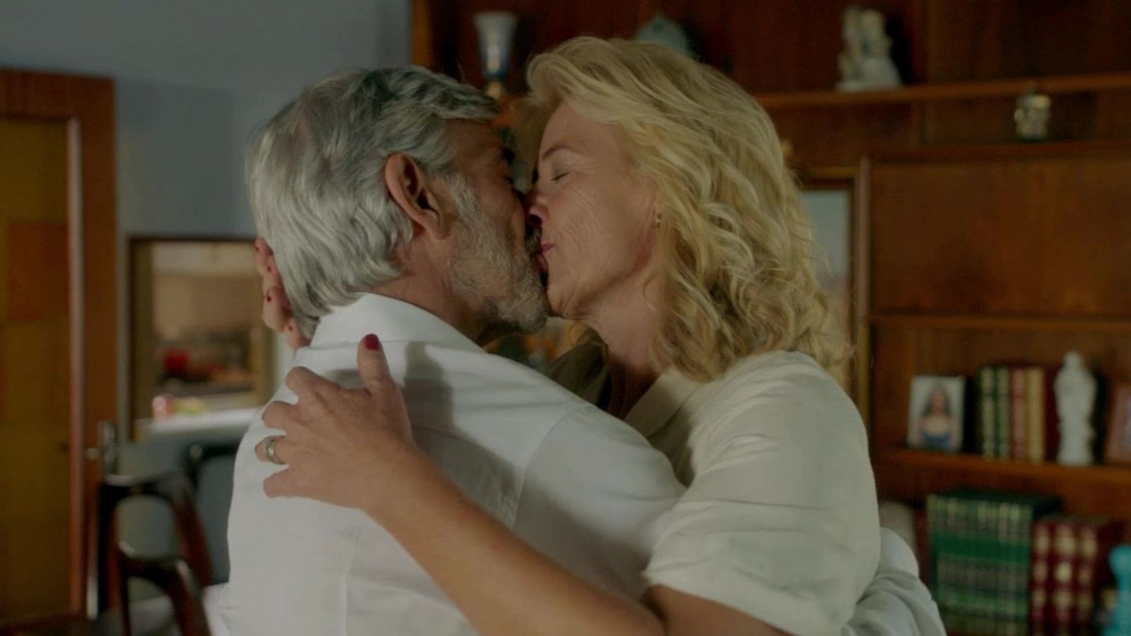 Cuéntame cómo pasó - Merche y Antonio vuelven a besarse - RTVE.es