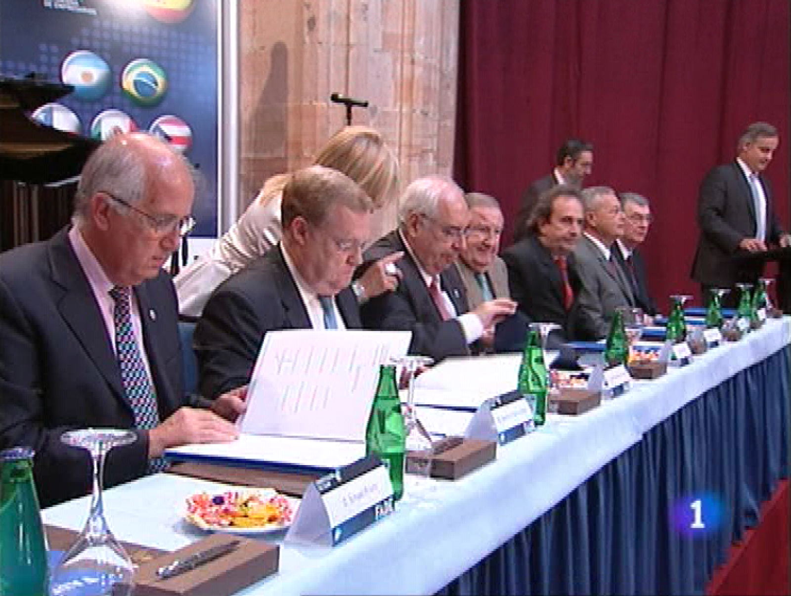  Hoy ha nacido la Confederación de Empresarios Asturianos en el Exterior, que agrupa a más de 250 emprendedores  de Europa y América.  El presidente de la Federación Asturiana de Empresarios y representantes de siete países han firmado en Oviedo  el acta de constitución de la CEAM en presencia del presidente del Principado, Vicente Álvarez Areces. La creación de la Confederación, que se venía gestando desde hace cinco años, tiene como objetivo aglutinar a los empresarios de origen asturiano repartidos por el mundo y aprovechar sus relaciones para promover nuevos negocios.