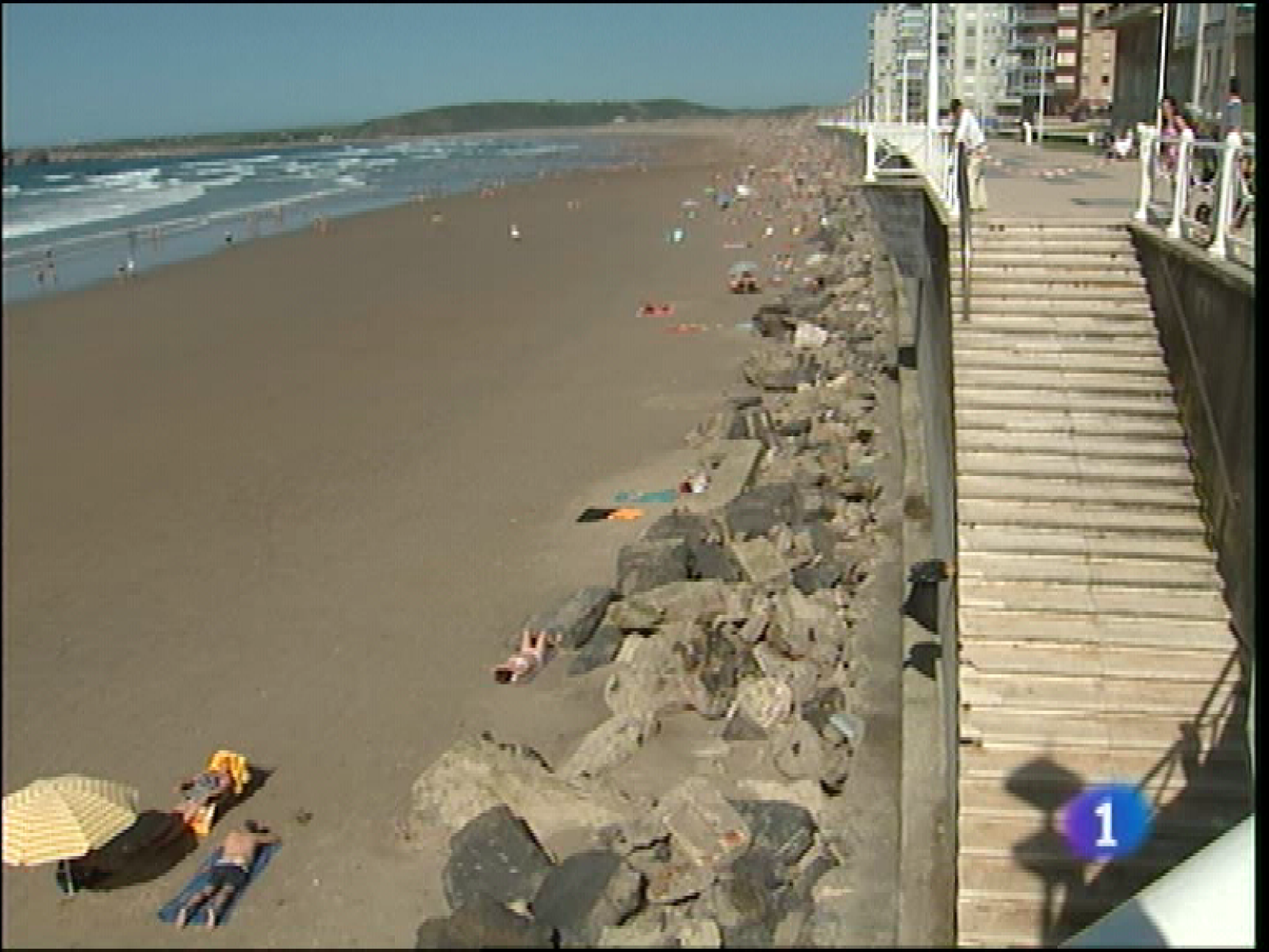  Miles de metros cúbicos de arena han desaparecido en los últimos días de la playa de Salinas, una de las más populares de Asturias. Es un fenómeno bastante habitual en el arenal del concejo de Castrillón, pero esta vez los vecinos están más preocupados porque ocurre en pleno verano y ven mermado su principal atractivo turístico. Atraer más visitantes que nunca,para reactivar la economía en estos tiempos de crisis, es el principal objetivo de los promotores de la Feria Internacional de Muestras de Asturias que celebrará en Gijón su edición número 53, entre los días 1 y 16 de agosto
