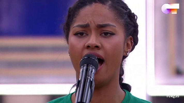 Nia canta "El triste" en el 2o pase de micros