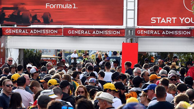 Los aficionados abuchearon a los organizadores de la F1 cuando conocieron que el GP de Australia había sido cancelado, apenas unas horas antes del comienzo de los entrenamientos. Una decisión que muchos pilotos consideraban que llegaba tarde y que los organizadores tomaron obligados por la negativa de varios equipos a participar. Una vez cancelada la primera carrera, los organizadores han anunciado dos más: "Bahrein y Vietnam". "Decisión dura, pero la que había que tomar" decía Carlos Sainz en redes sociales. 
