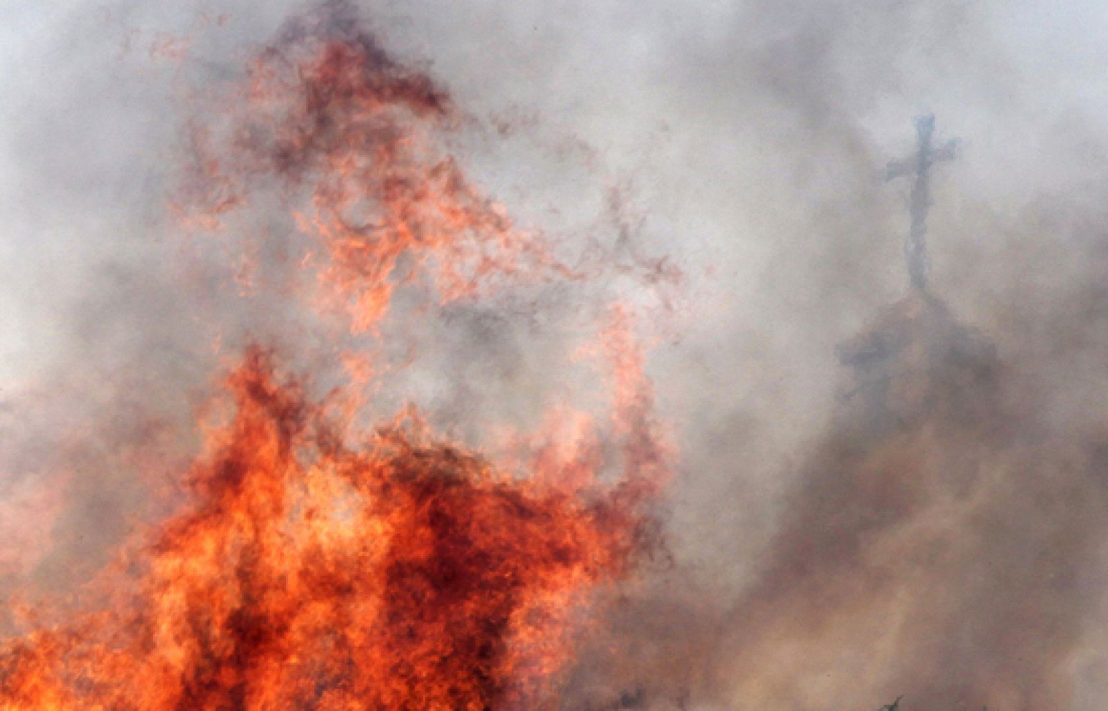 Con el paso de las horas aumenta el número de hectáreas calcinadas. Ya van 5.000 hectáreas, según los últimos datos. Los medios de extinción trabajan para cerrar el perímetro del incendio en las próximas horas y combatir el fuego que quede dentro. 