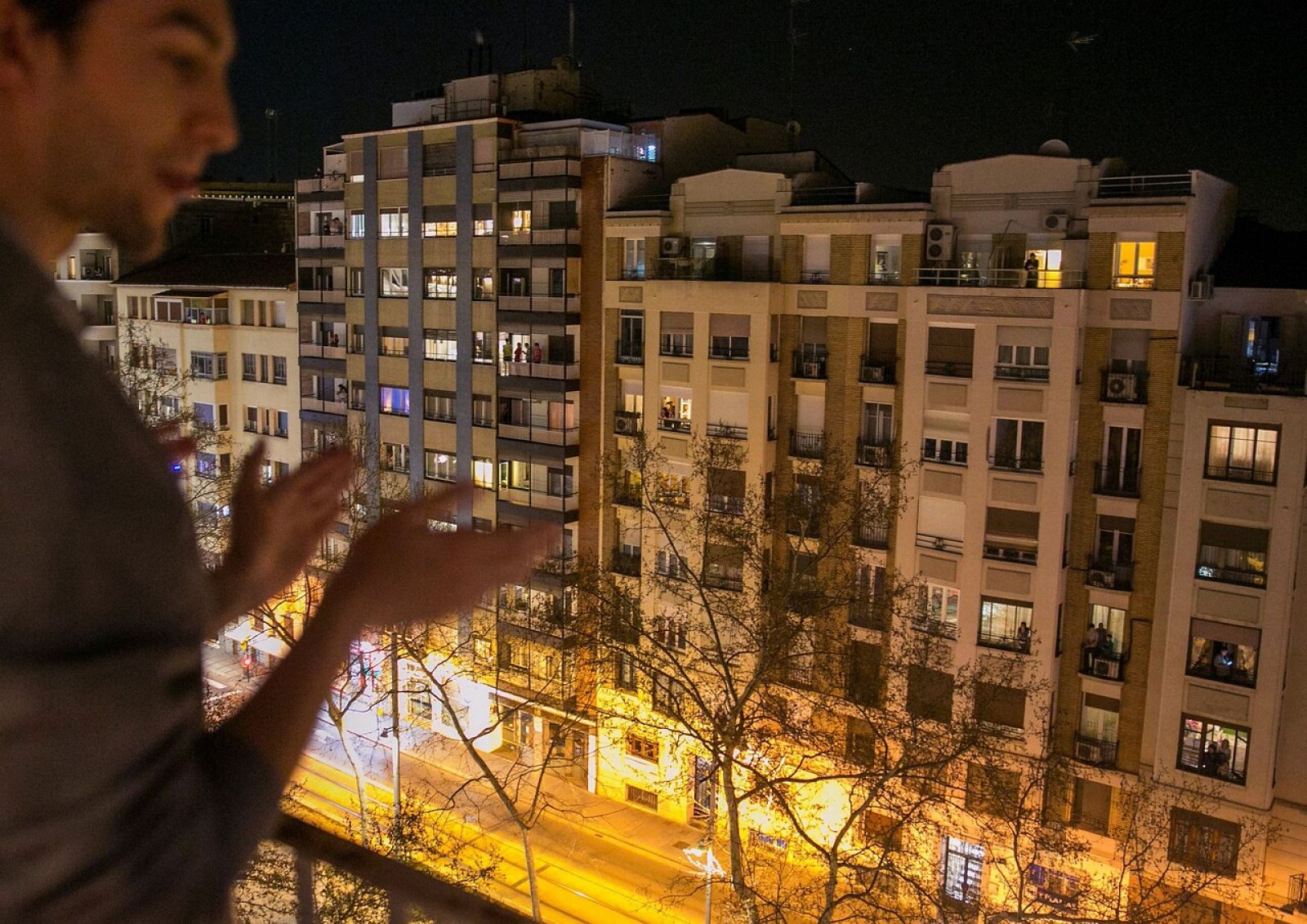 Los españoles rinden homenaje a los sanitarios con un multitudinario aplauso desde sus ventanas - RTVE.es