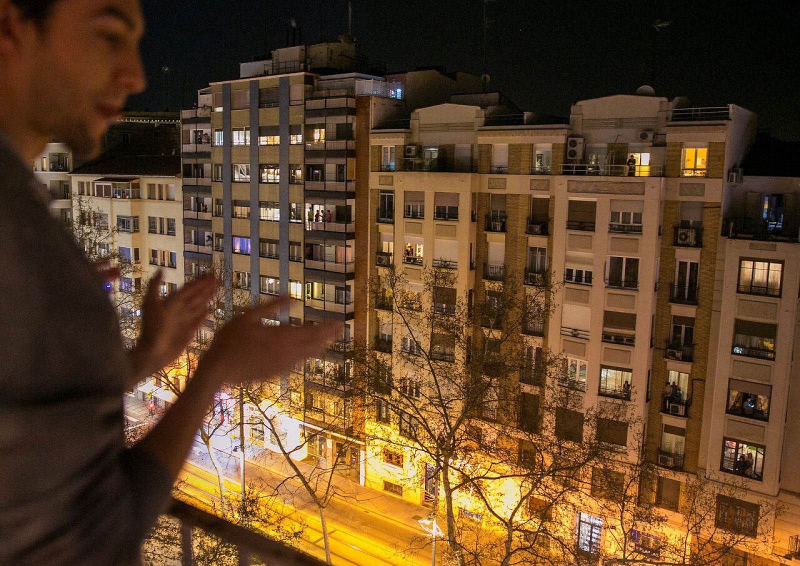 Los españoles rinden homenaje a los sanitarios con un multitudinario aplauso desde sus ventanas