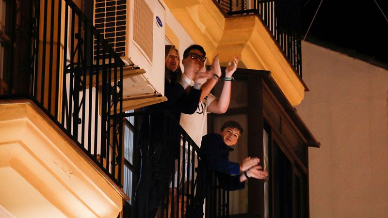 Aplausos y gritos de "viva" por el trabajo de los profesionales sanitarios en la gestión del coronavirus. - Modo Digital | Ver