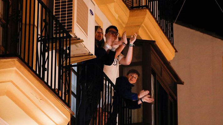 Modo Digital - Aplausos y gritos de "viva" por el trabajo de los profesionales sanitarios en la gestión del coronavirus.