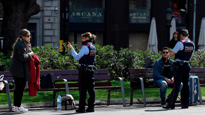 Los mossos se encargan en Badalona de que la gente que sale a la calle cumpla lo establecido en el estado de alarma