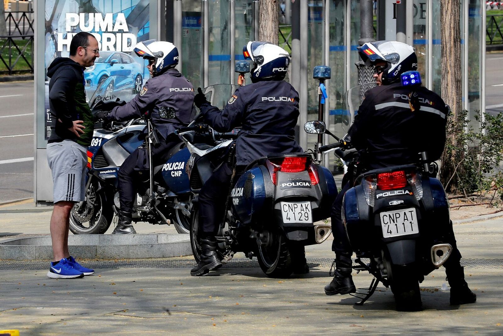 Cuerpos policiales patrullan las calles con el objetivo de que los ciudadanos permanezcan en sus casas - RTVE.es