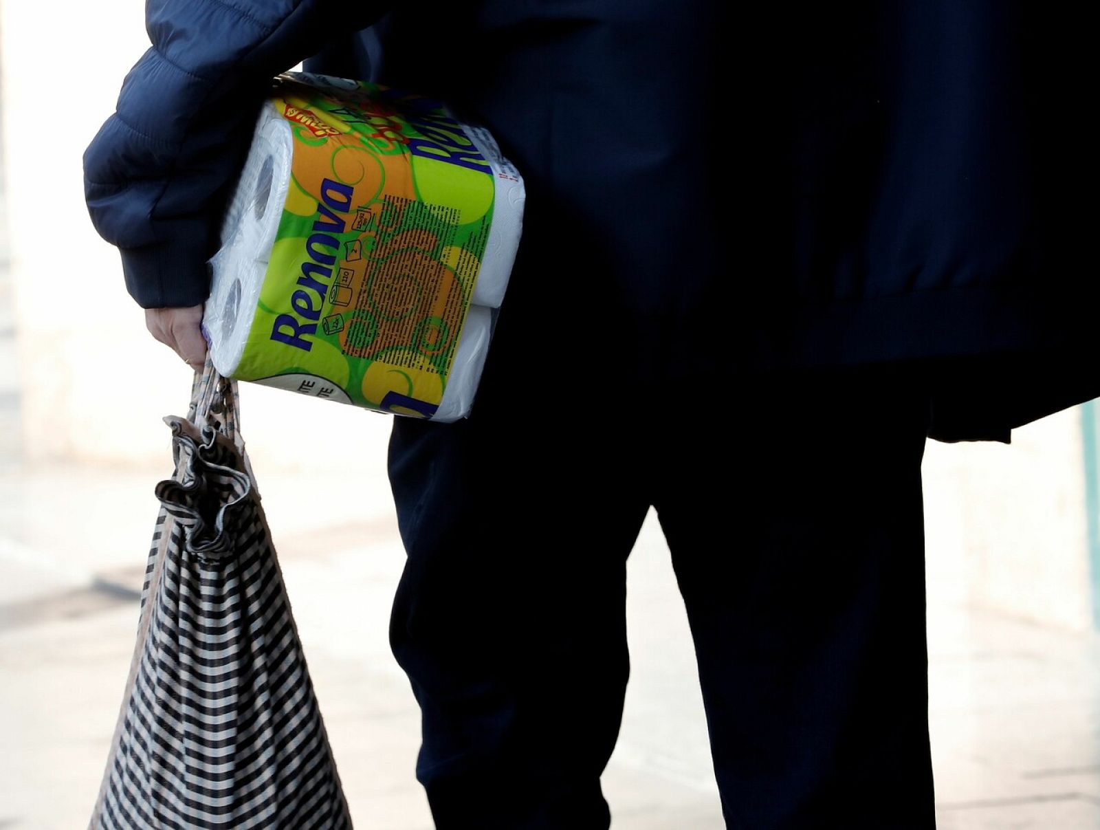 Voluntarios hacen la compra a personas vulnerables para que tengan que salir de casa - RTVE.es - Telediario 1 | Ver