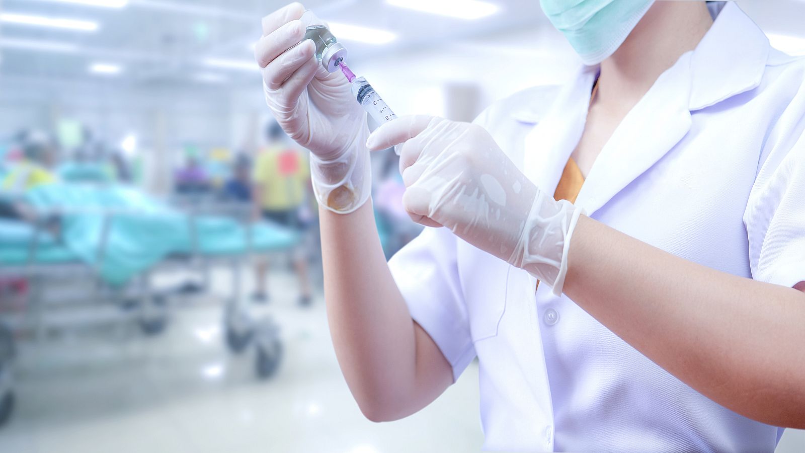 En Cataluña, han iniciado este lunes un ensayo clínico pionero. Su objetivo es reducir la transmisión del coronavirus administrando diversos medicamentos tanto a los enfermos como a las personas con las que han tenido contacto.