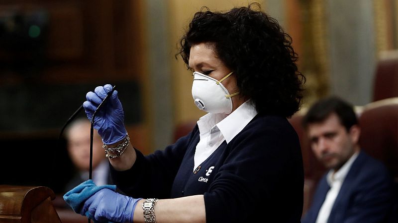 Limpian el atril del Congreso entre las intervenciones de los diputados por el coronavirus