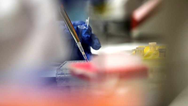 Aquí, en este laboratorio se ensaya un nuevo tratamiento para personas contagiadas por el virus. Es el hospital de La Paz-Carlos III, en Madrid, que se ha sumado a un experimento internacional. Se cree que va a funcionar por estudios que ya se han he