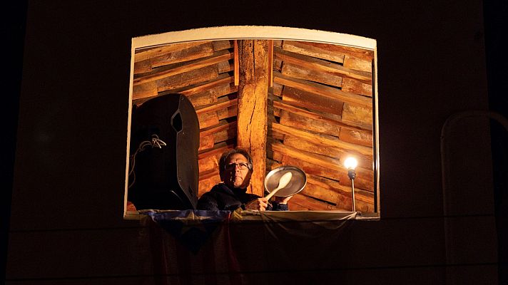 Telediario 1 - Dos caceroladas para pedir que la supuesta fortuna del rey Juan Carlos I vaya a Sanidad