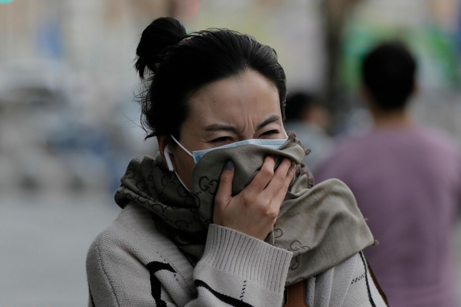 China refuerza los controles a extranjeros que llegan al país para evitar nuevos brotes