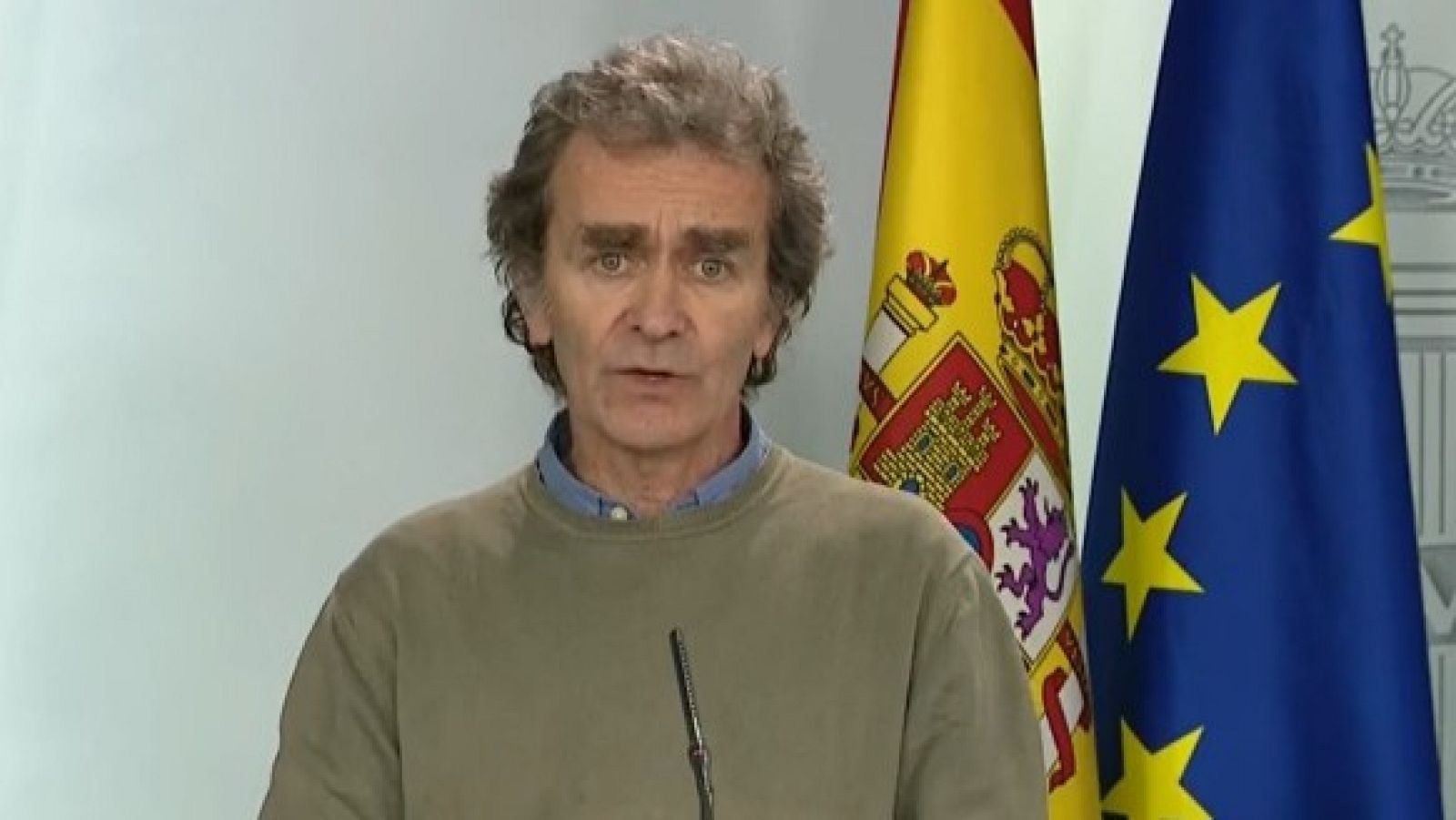 Fernando Simón, coordinador del Centro de Emergenias Sanitarias, ha dado algunas cifras sobre los efactados de coronavirus: "el 33% de los casos tiene más de 65 años y lo más importante,m el 18% tiene más de 75 y de éstos un 35% puede desarrollar alguna neumonía"