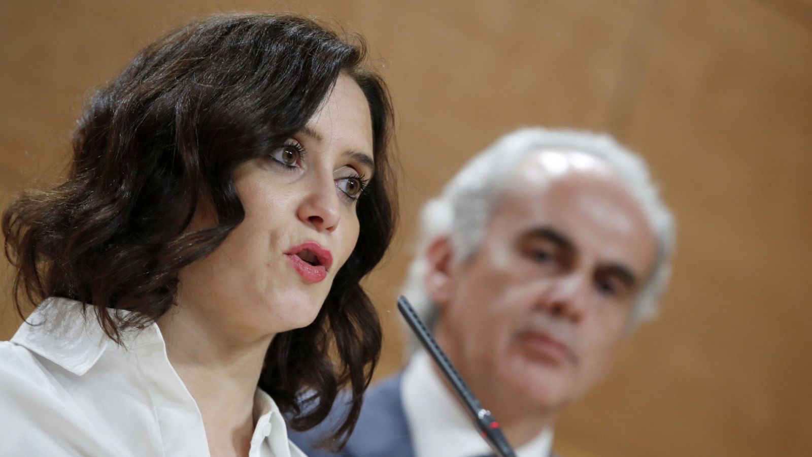 Ayuso acusa al Gobierno de bloquear material sanitario en las aduanas, pero Sanidad lo niega