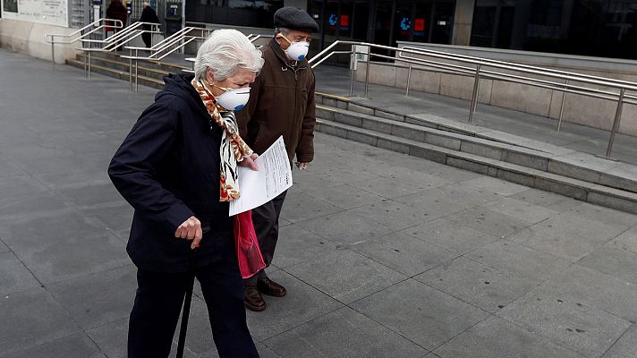 Telediario 1 - Se adelanta el cobro de pensiones una semana para evitar colas en los bancos