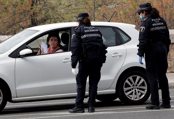 Varios conductores multados y obligados a regresar a Valencia por colapsar algunas salidas a pesar de las restricciones