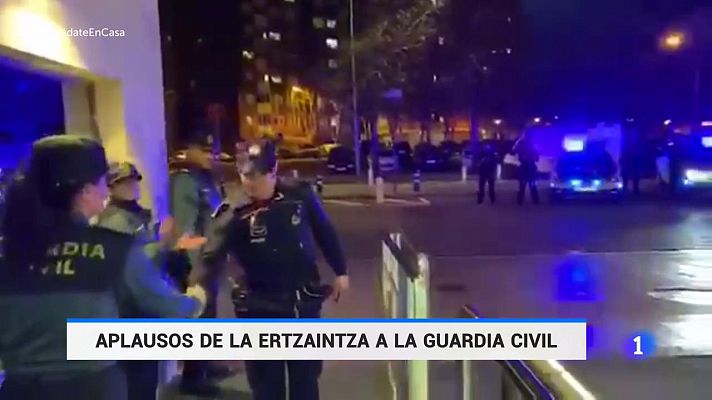 Telediario 1 - Aplausos de la Ertzaintza a la Guardia Civil como homenaje al segundo agente muerto con coronavirus
