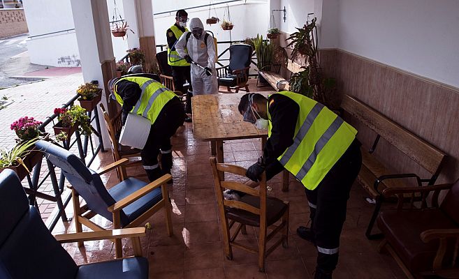 El Ejército y gobiernos regionales actúan en algunas residencias para desinfectar y suplir al personal afectado por coronavirus