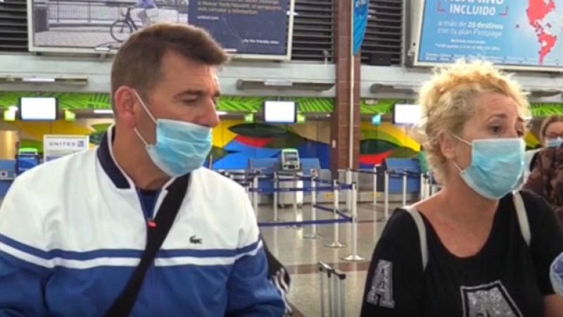 300 pasajeros espa�oles embarcaron anoche en un vuelo fletado desde Santo Domingo. Otros lo hicieron desde Buenos Aires, Ecuador o Grecia. Los Consulados han facilitado autobuses para que los espa�oles puedan acceder al aeropuerto y cuyos billetes ser�n reembolsados por el Consejo General de Enfermer�a de Espa�a.