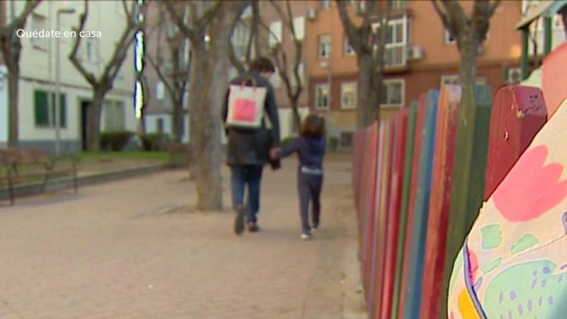 Las madres solteras y separadas se enfrentan al doble desafío de trabajar desde casa y cuidar de sus hijos