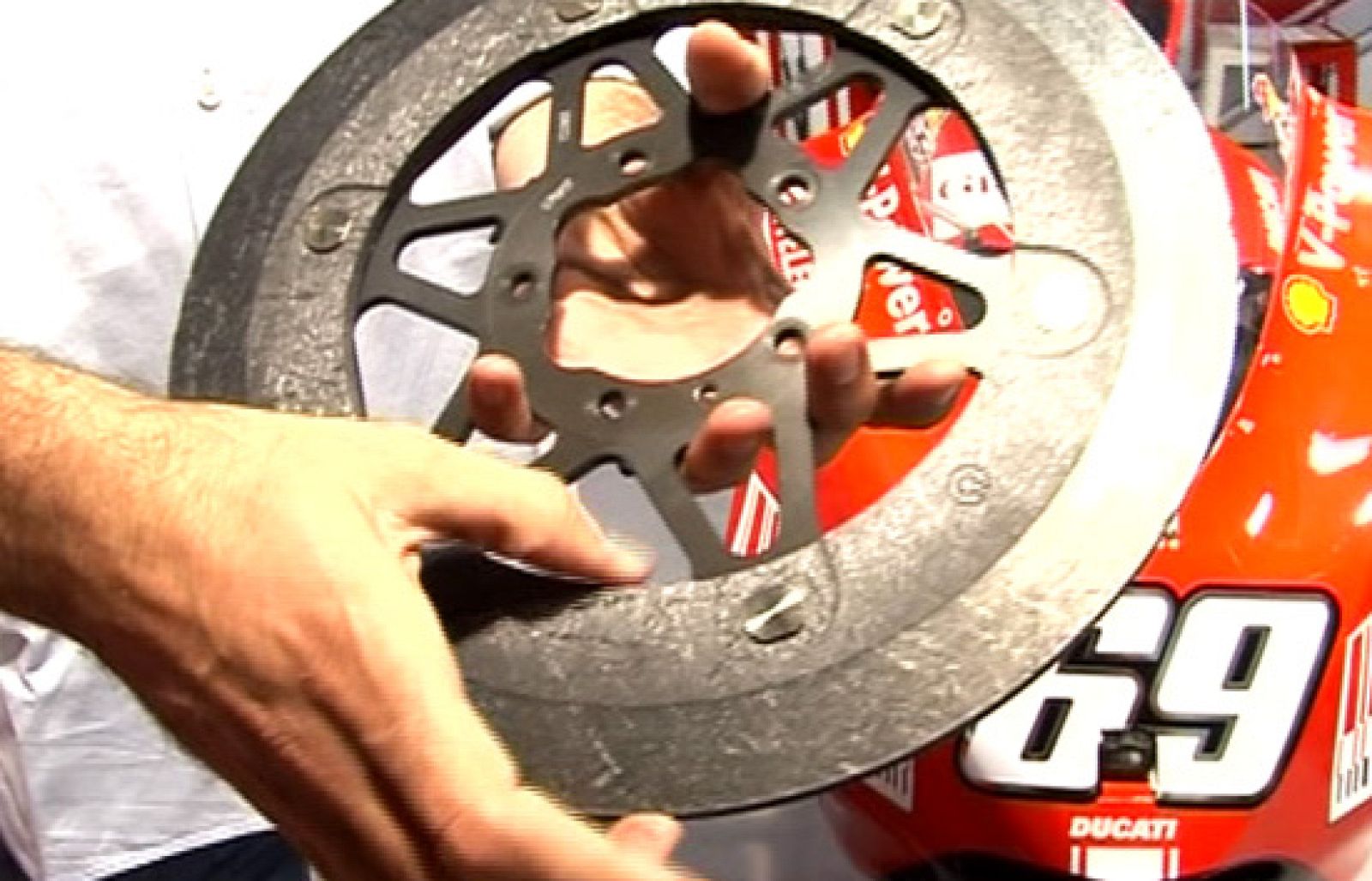 Conoce cómo funcionan los discos de freno en las motos de MotoGP y también más detalles técnicos sobre el circuito de Donington Park.