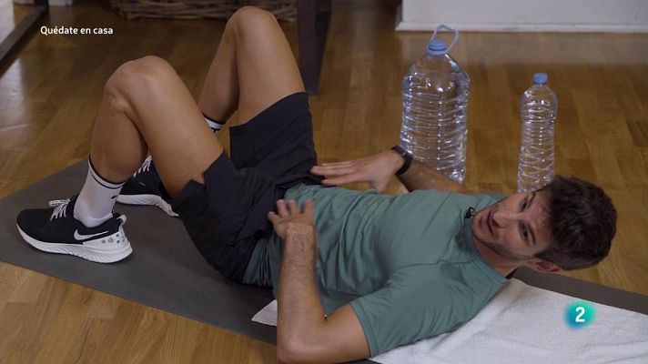 Muévete en casa - ¡Ejercicio abdominal con botellas de agua!