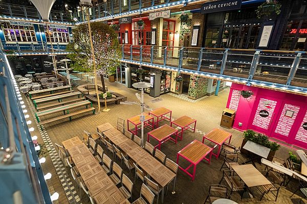 Telediario 1 - Algunos restaurantes siguen con su actividad llevando comida