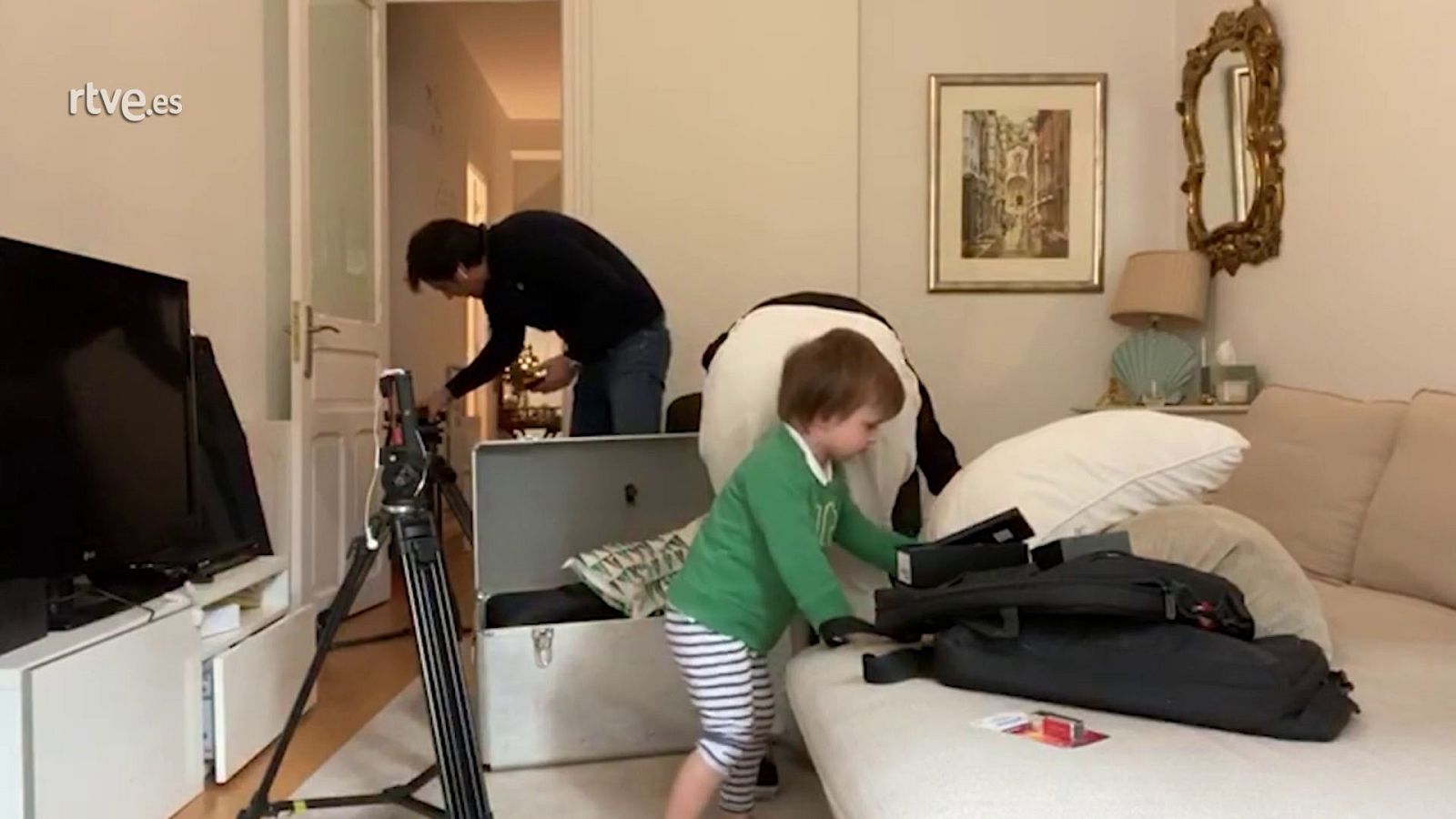 Ion Aramendi monta un plató de televisión en su salón