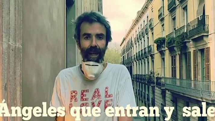 Pau Donés canta a los profesionales sanitarios desde su balcón: "Ángeles que entran y salen"