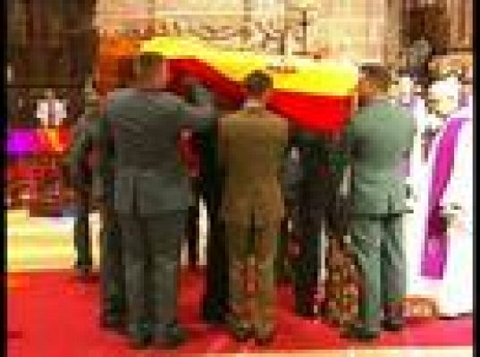Los Príncipes de Asturias saludan a los familiares de las dos víctimas del último atentado de ETA en Calvià, Mallorca