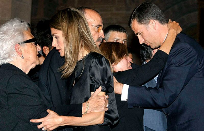 Los Príncipes de Asturias saludan a los familiares de los dos guardias civiles fallecidos en el atentado de ETA en Calvià.a y la Infanta Elena, a los familiares de los dos guardias civiles fallecidos en Calvià.