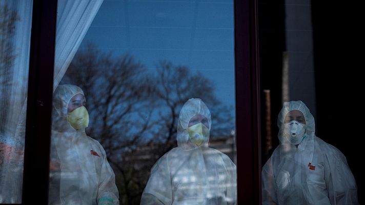 Telediario 1 - Los trabajadores de residencias reivindican su labor para proteger a los ancianos en condiciones difíciles