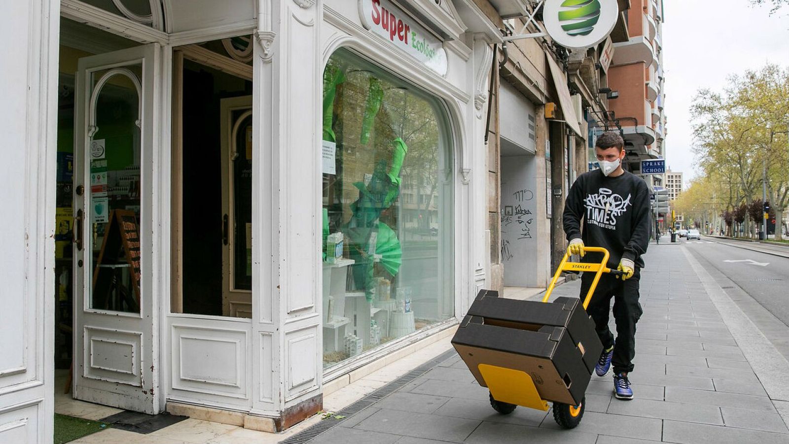 La escasez de clientes lleva a muchos comerciantes a cerrar sus establecimientos de comida - RTVE.es