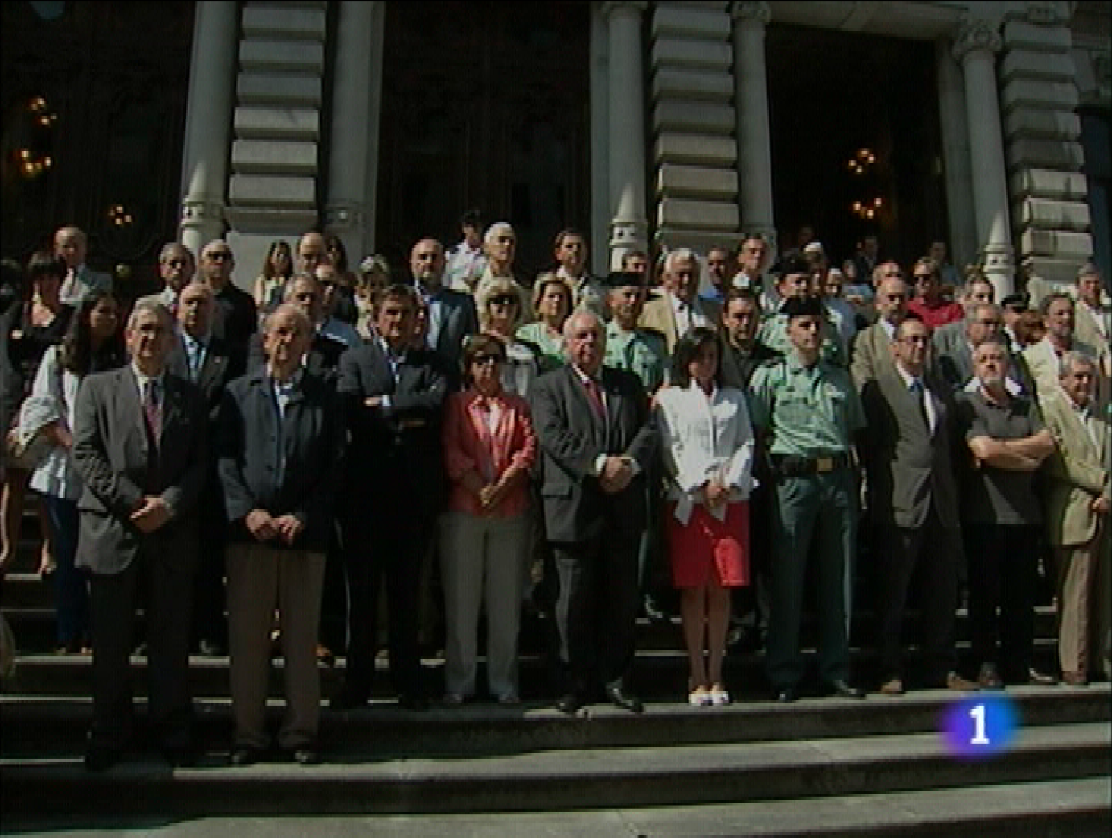  En Asturias, al igual que en el resto de España, a las doce de la mañana, el silencio ha recordado a las dos víctimas del atentado de ayer de la banda ETA. Ante el Parlamento regional y ante muchos ayuntamientos los representantes del pueblo asturiano se han sumado al duelo de quienes asístían en Palma de Mallorca al funeral por los guardias civiles Carlos Saenz de Tejada y Diego Salvá. Otra de las imágenes de hoy es la que nos deja la exposición "Atrapados en el hielo". En el Museo Jurásico de Asturias, en Colunga, se muestran restos de animales de la época glaciar, recuperados en Siberia.
